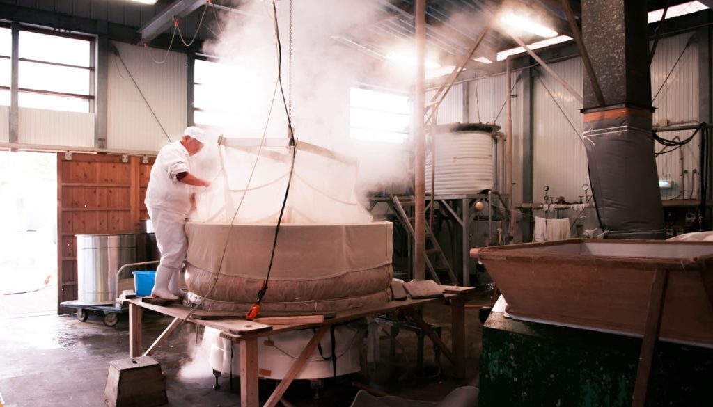 蒸したお米を混ぜる杜氏