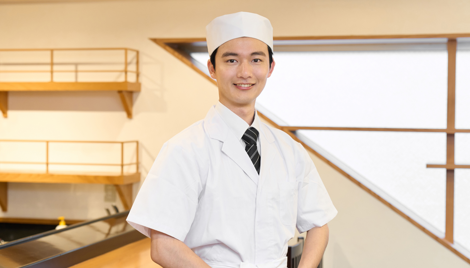 レストランで笑顔を見せる日本人シェフ