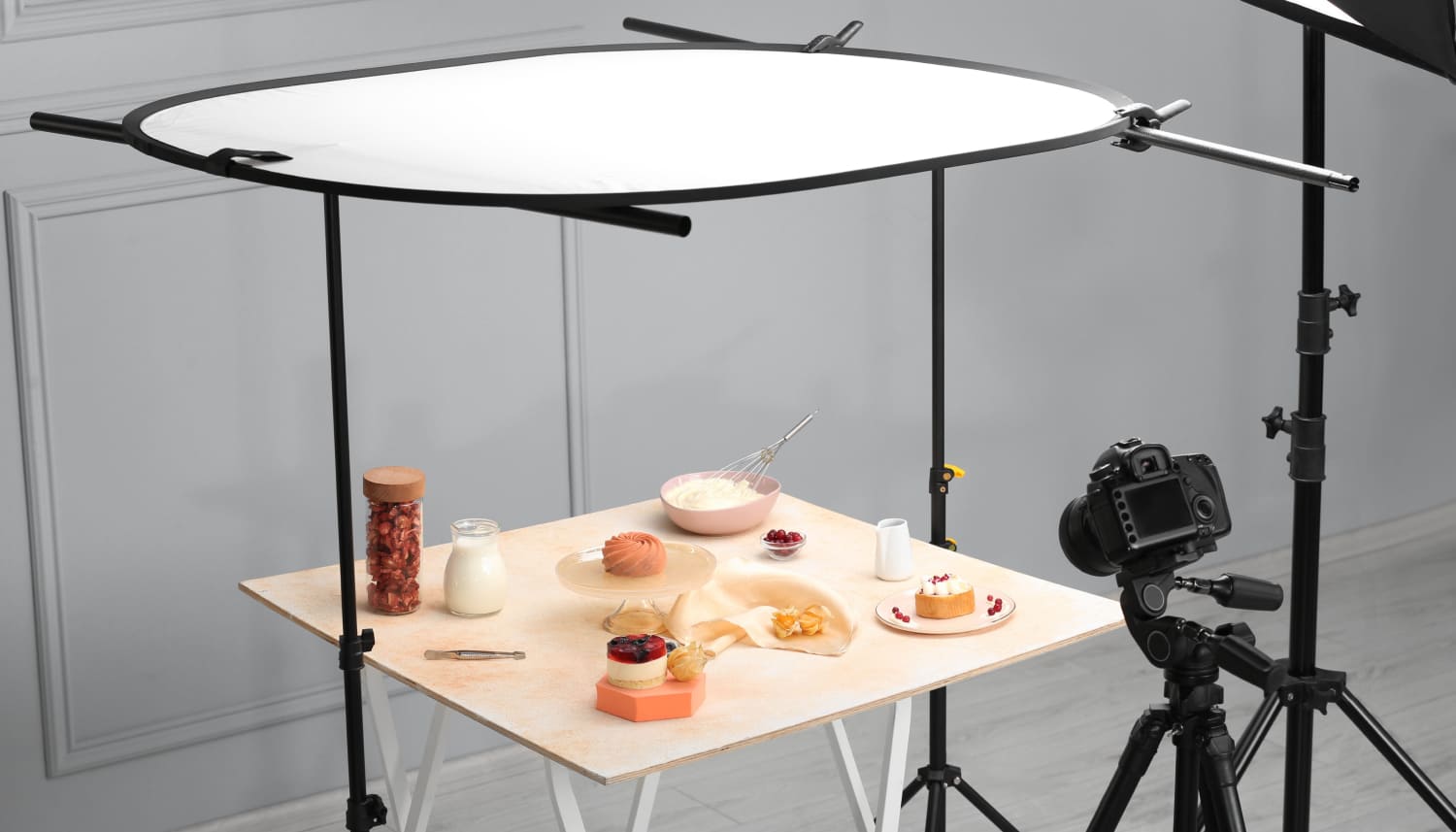 料理の撮影をするライトの機材とカメラ
