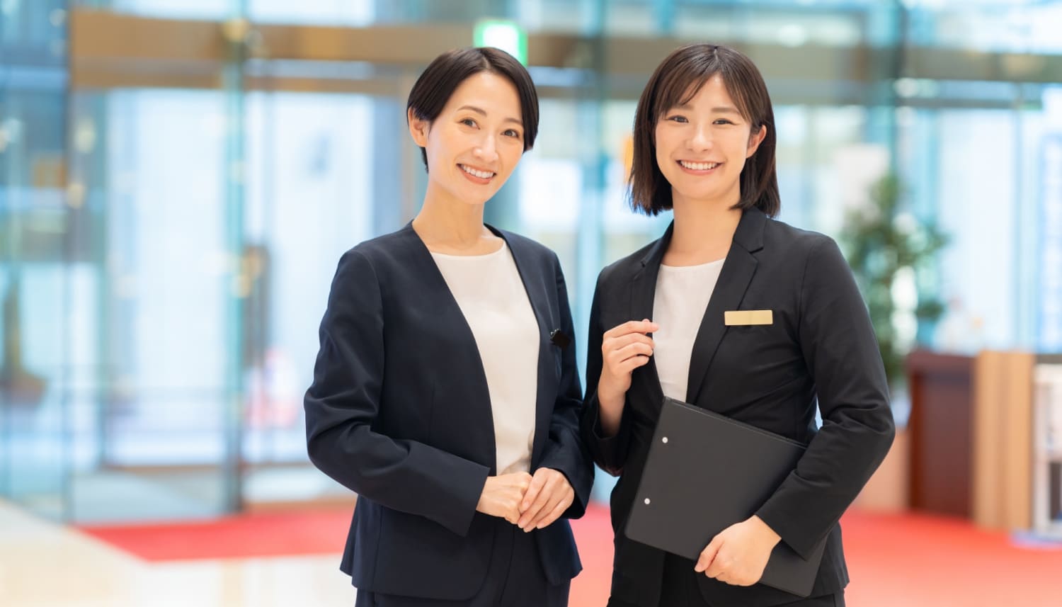 スーツを着た2人のアジア人女性
