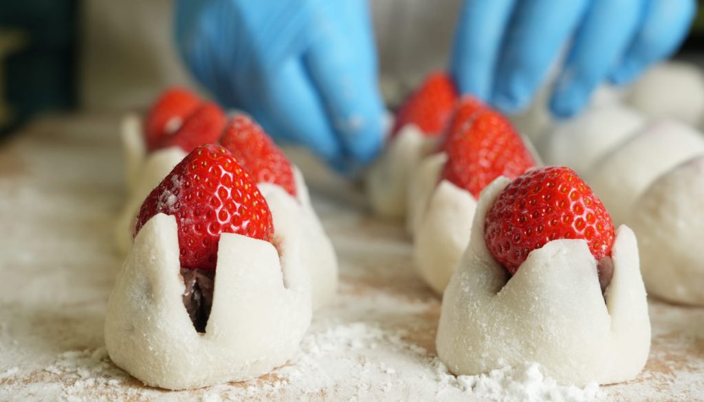 イチゴ大福を作る職人