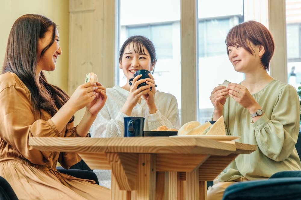 カフェで団欒をする女性達