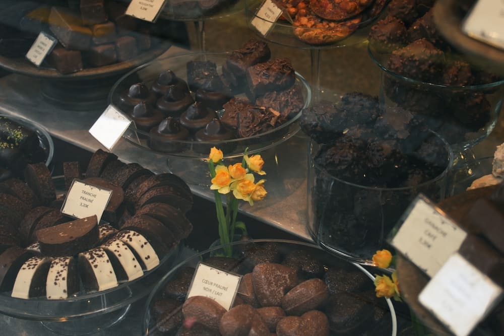 ショーケースに並んだチョコレート
