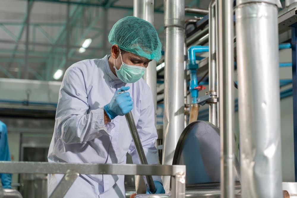 工場内の清掃をする作業員の男性