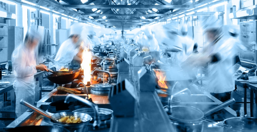 複数の料理人が動き回る厨房