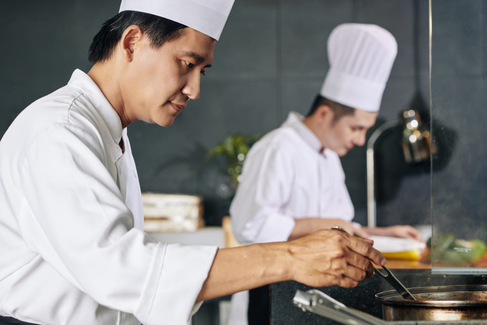 鍋で煮る日本人男性