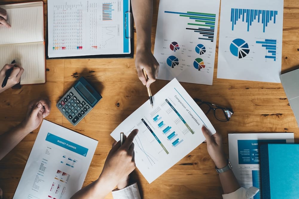 データ資料で打ち合わせ