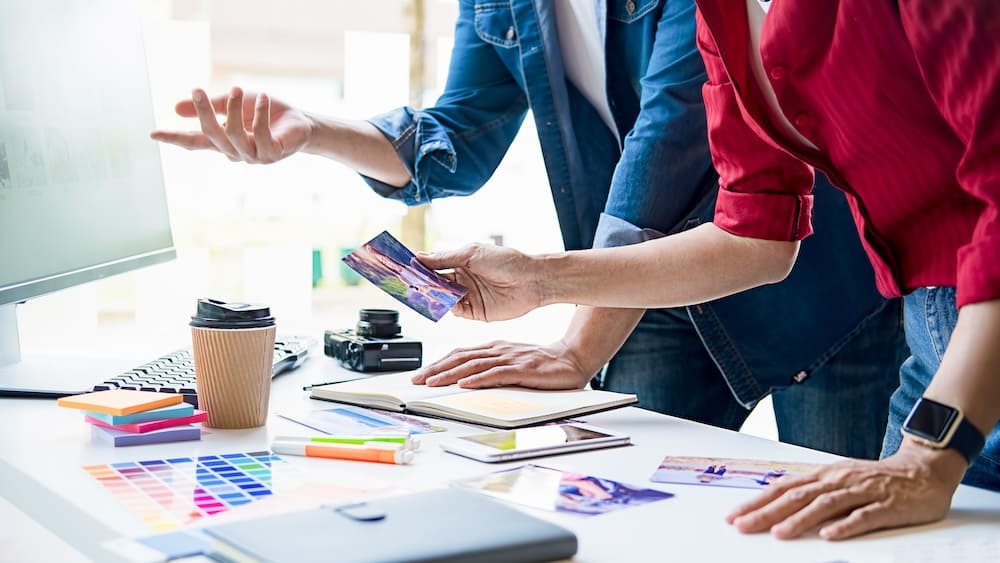 デザインの打ち合わせをするデザイナーたち