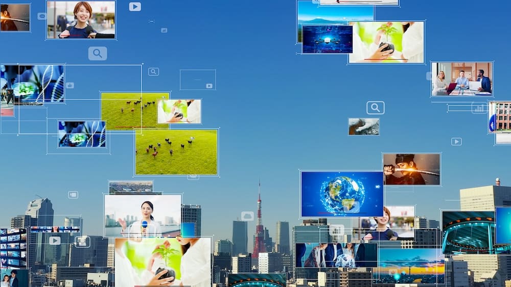 東京の都市の上に様々なメディアが表示されている