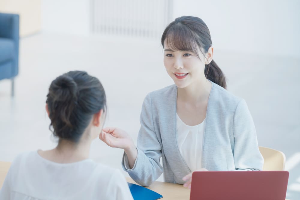 タブレットを使ってアドバイスをする女性