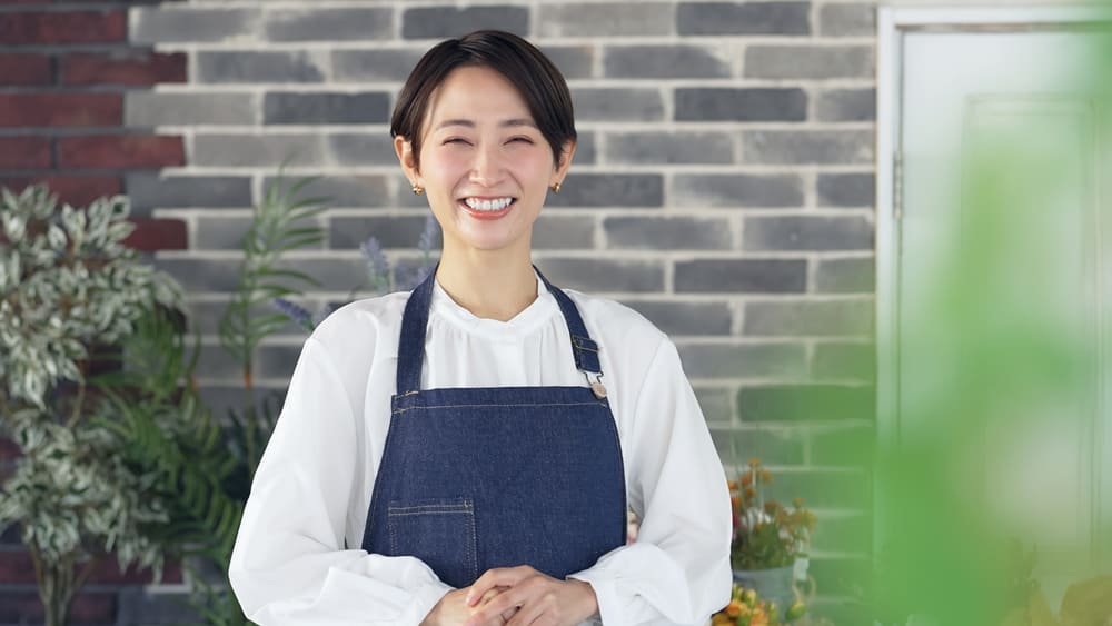 笑顔の女性店員