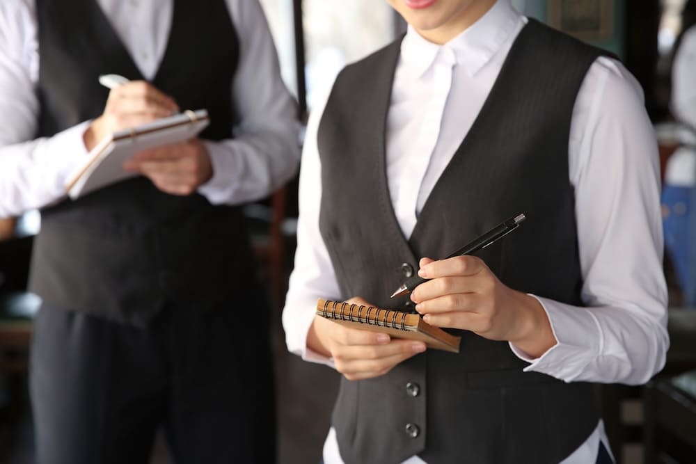 メモを取るウェイトレス