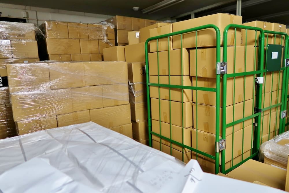 倉庫に積まれた大量の段ボール