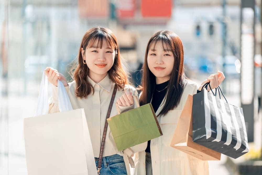 ショッピングをしている女性