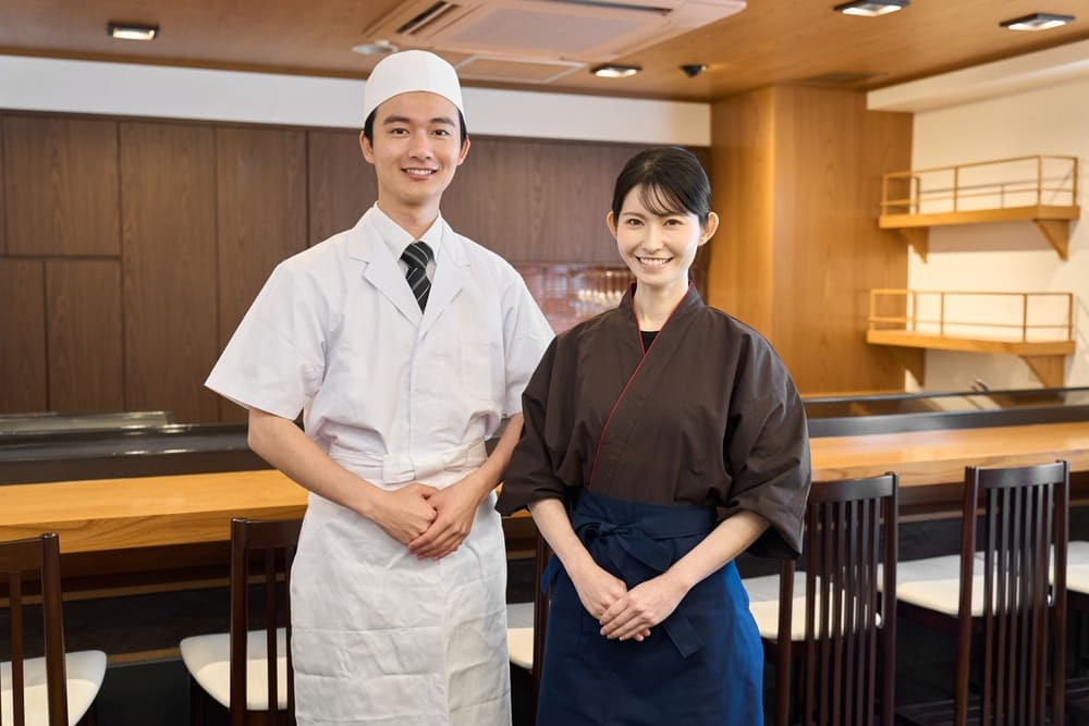 和服のユニフォームを着た男性と女性