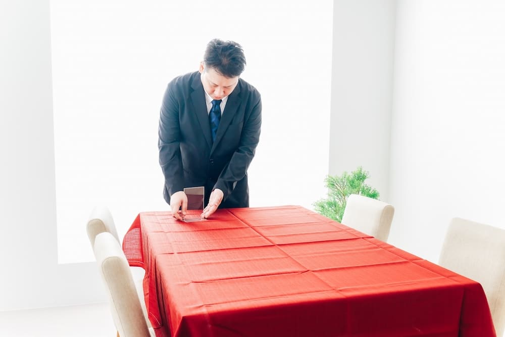 テーブルを整える男性