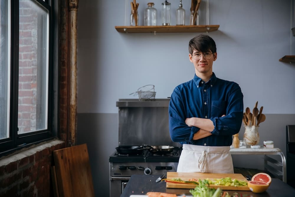 腕を組む男性料理人