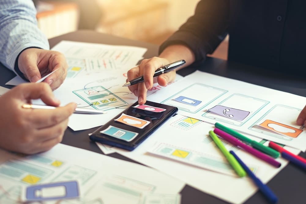 デザインの打ち合わせをするデザイナー