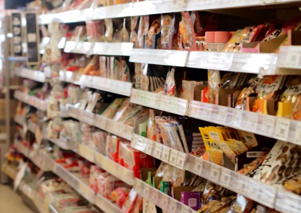 棚に商品が陳列された店内