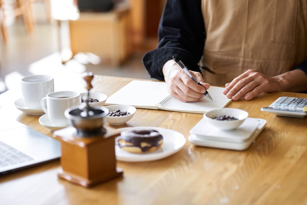 原価計算をするカフェの店員