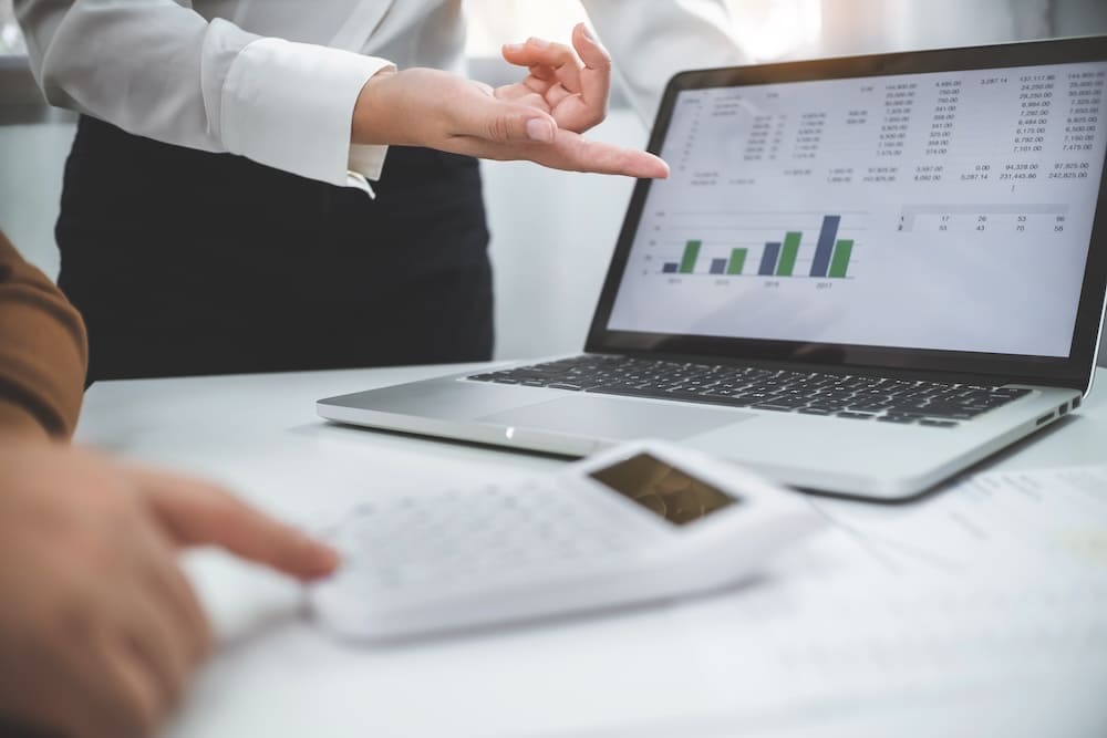 パソコンの数値データを見る男性サラリーマン