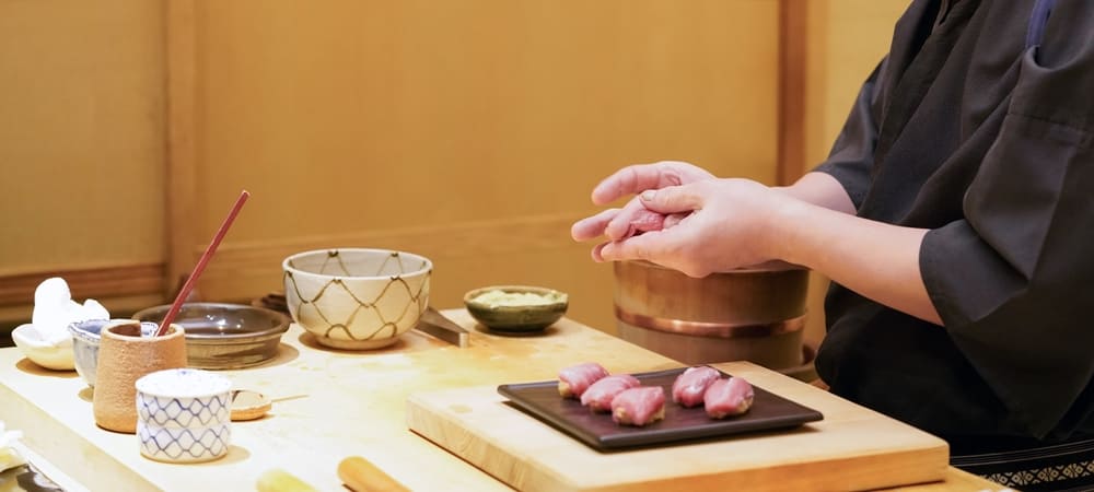 握った寿司が並べられたお皿