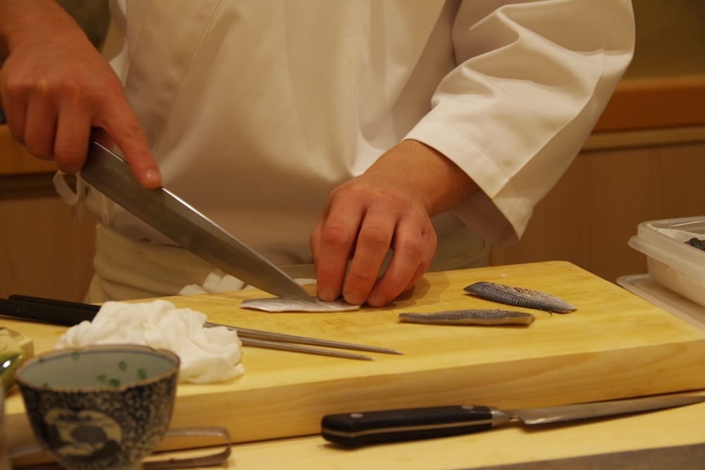 切り身を捌く寿司職人