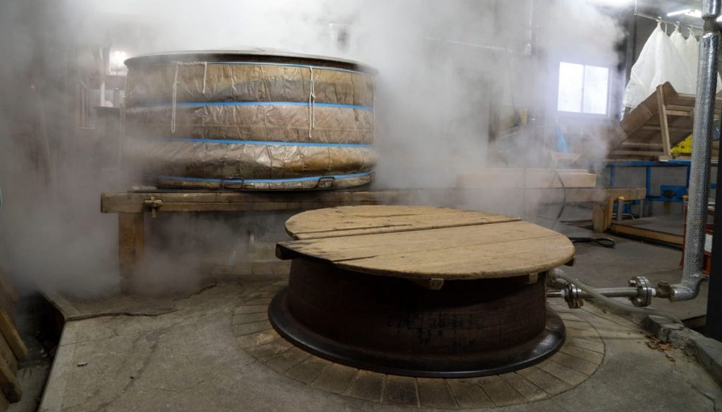 日本酒を窯で沸騰させている写真