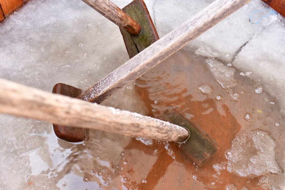 日本酒の米を混ぜている写真