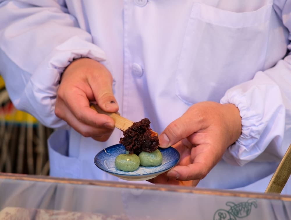 草餅に餡子を盛る職人の手元