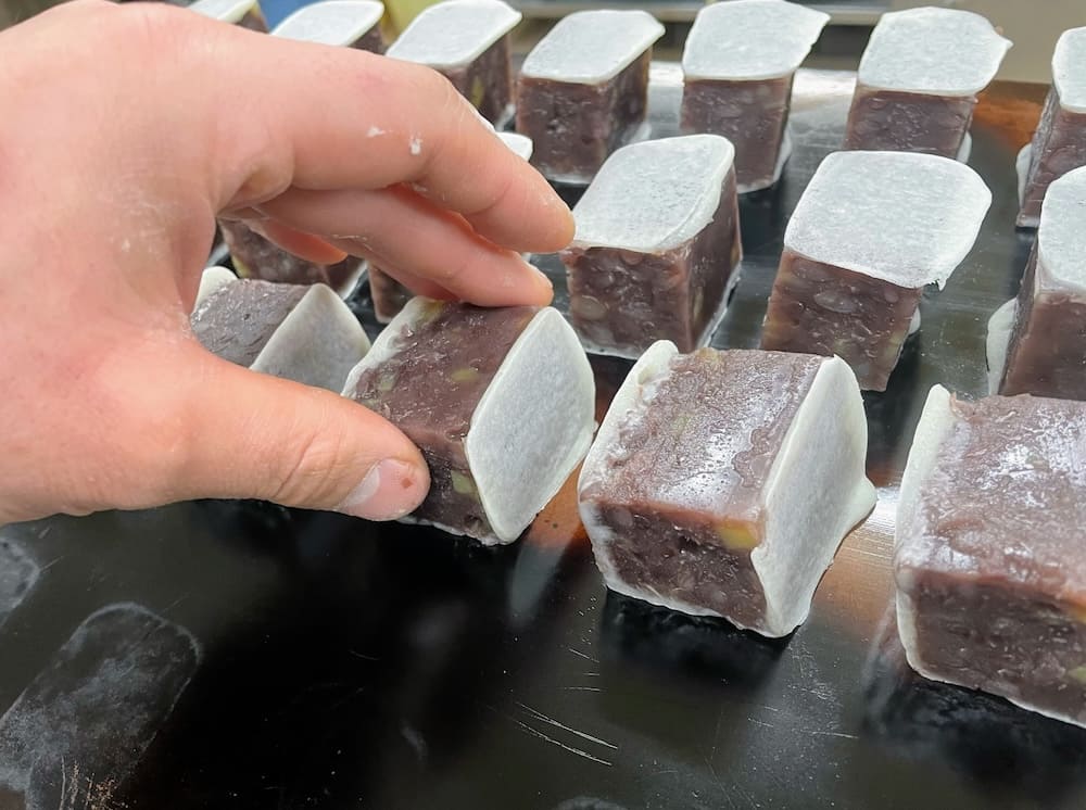 あんこの和菓子を触る手元