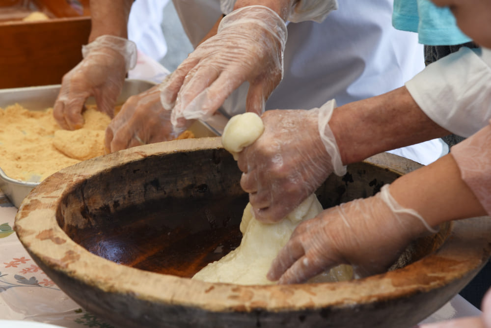 お餅を分ける職人