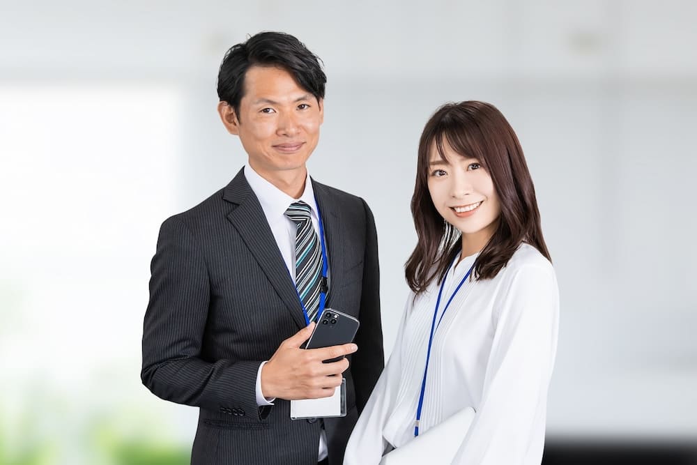 スーツを着た男性とブラウスを着た女性