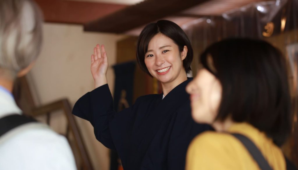 観光客を案内する仲居