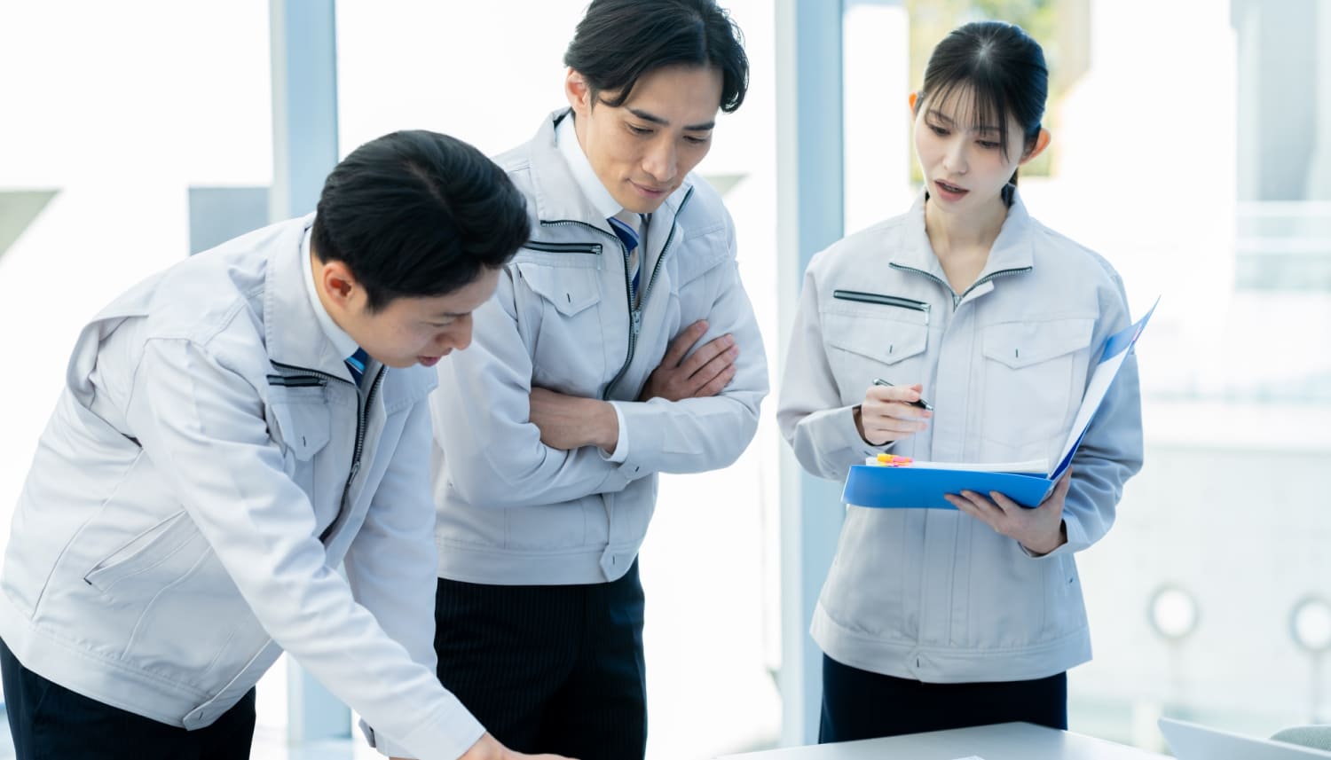 開発の打ち合わせをする男性作業員2人と女性作業員