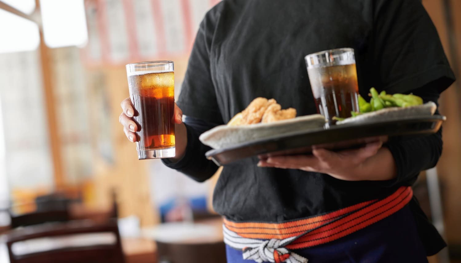 飲み物を運ぶ従業員の女性