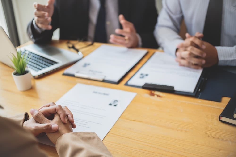 履歴書を見ながら打ち合わせをしているスーツを着た男性