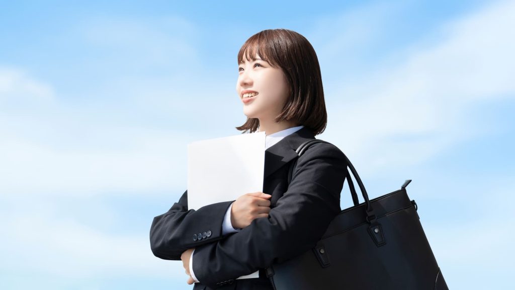 リクルートスーツを着た女性