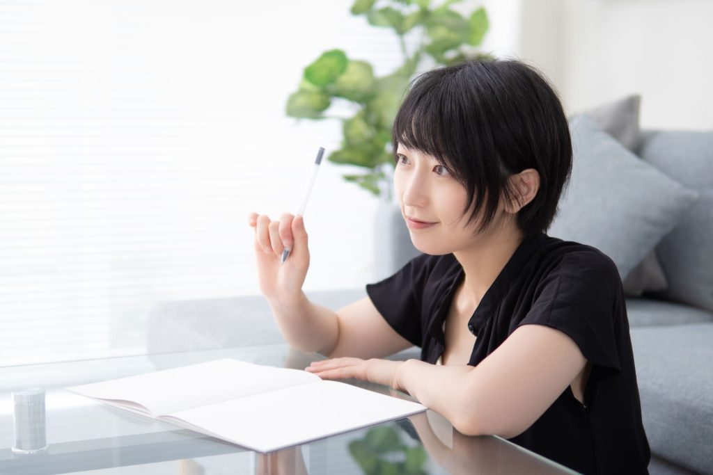 ノートを書く若い女性