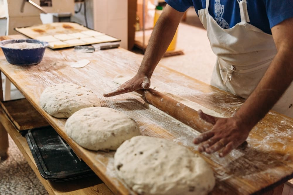 パン生地をこねる男性