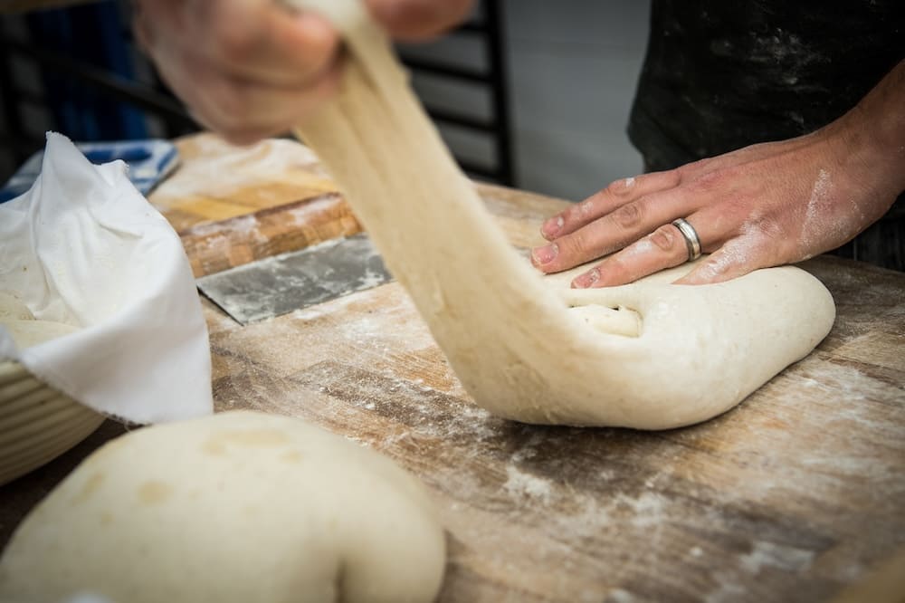 パン生地をこねる男性のパン職人