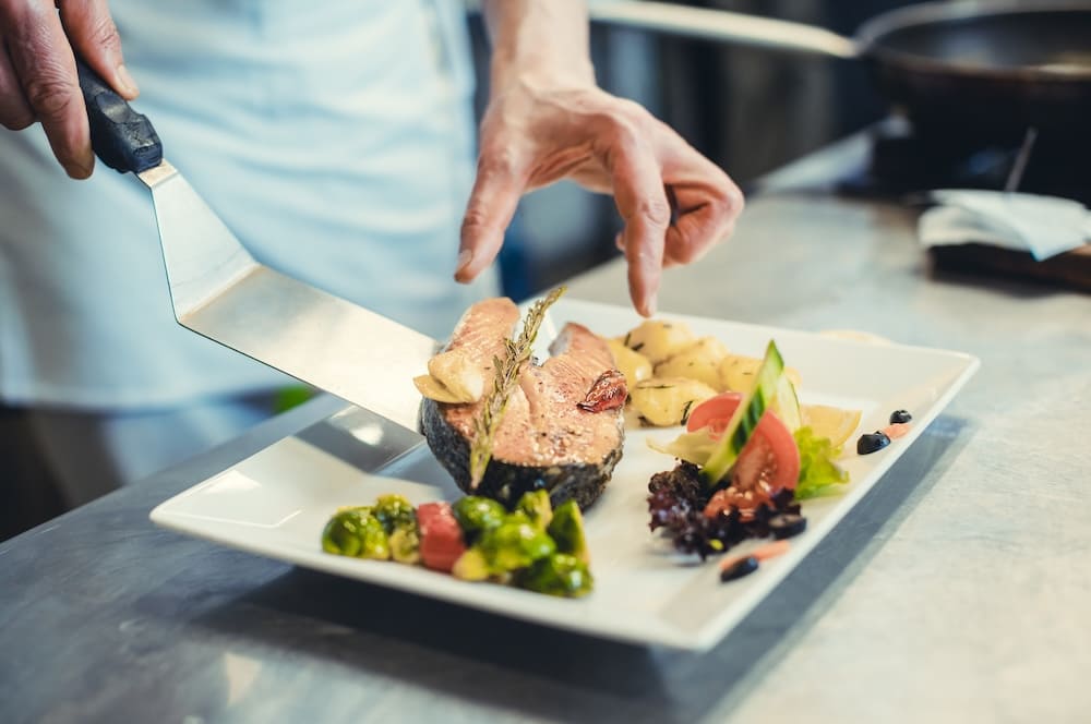 焼いたお魚をお皿にもる