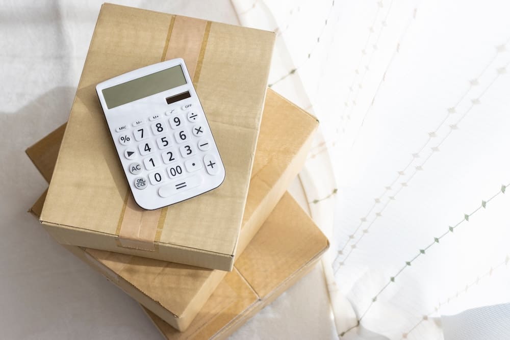 積み上げられた本の上に置いてある電卓