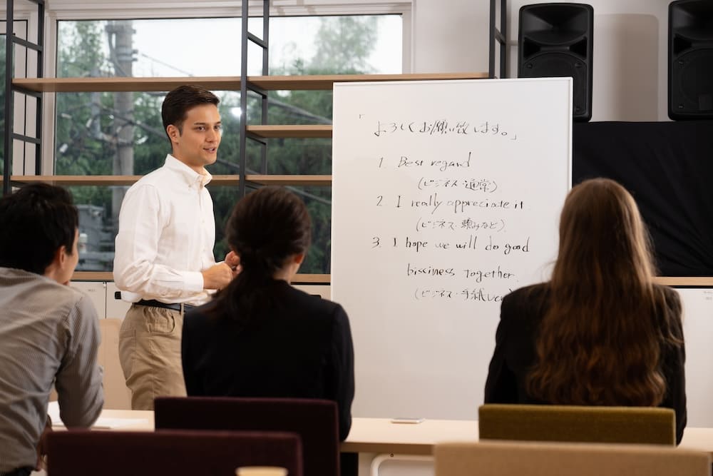 英語を教える外国人の先生