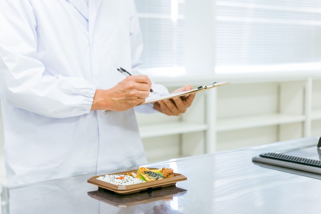 食品を見て分析・評価する男性