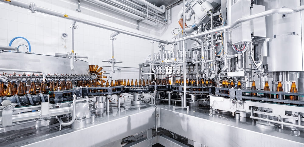 生産された瓶がベルトコンベアを流れる様子