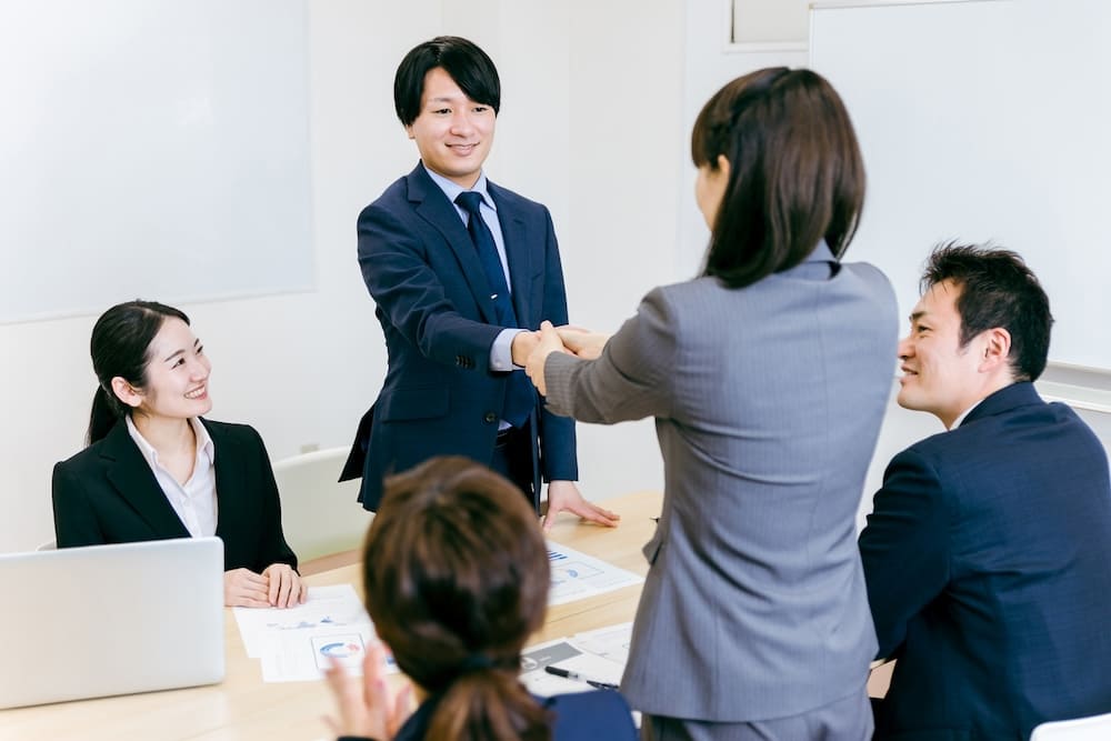 契約が成立して握手を交わす男性と女性