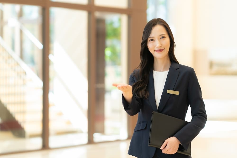 フロントの女性