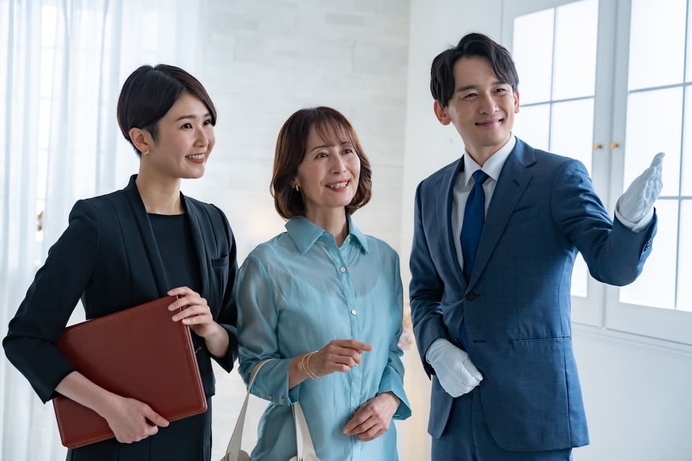 女性を案内するフロントの男性と女性