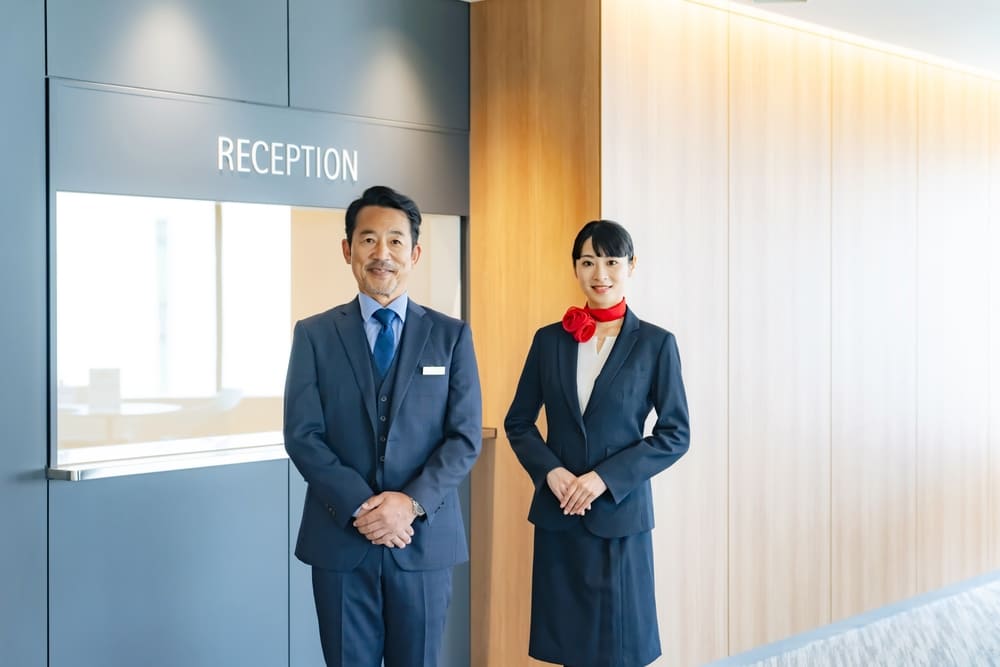 フロントの中年の男性と若い女性